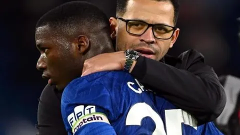 马奎尔头球建功，庆祝滑跪获网友好评